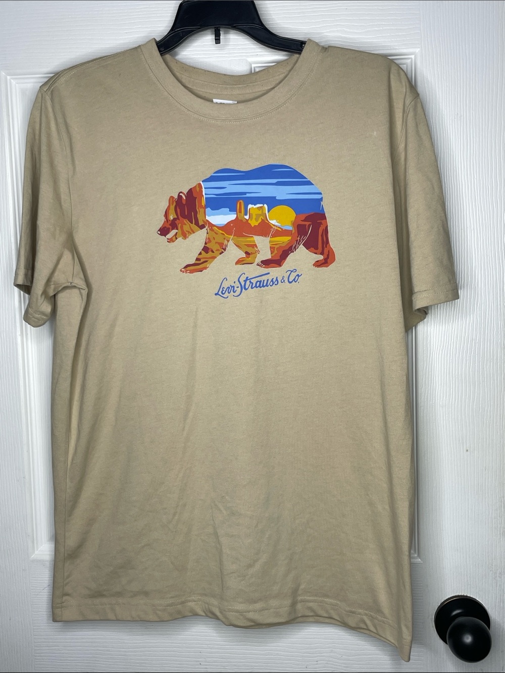 Levi's Tan Short Sleeve Tee with Multicolor Desert Bear Graphic. Size XL